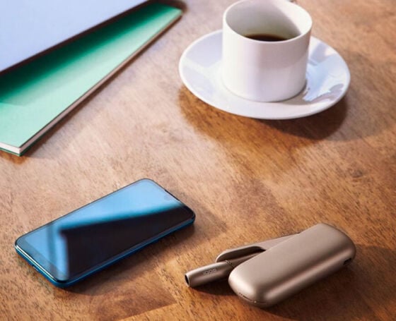 Hands opening an IQOS Originals Duo device box, to discover all benefits of MyIqos.