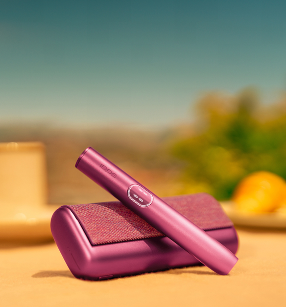A garnet red IQOS ILUMA i PRIME