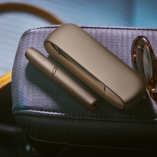 Stellar blue IQOS 3 DUO on phone case next sunglasses